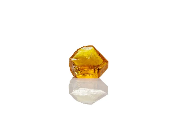 Pierre minérale diamant macro jaune sur fond blanc — Photo