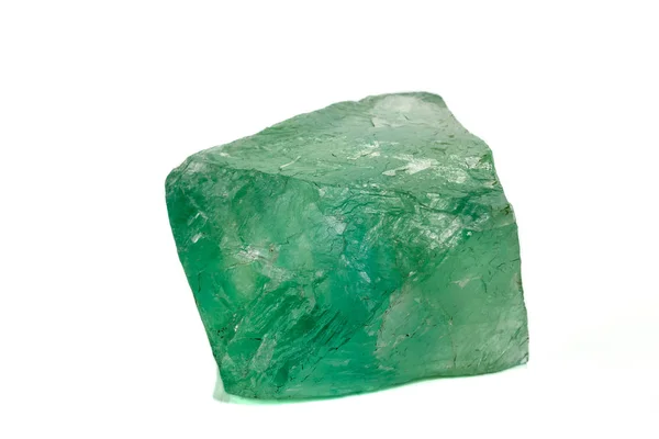 Piedra macro mineral de fluorita verde sobre fondo blanco — Foto de Stock