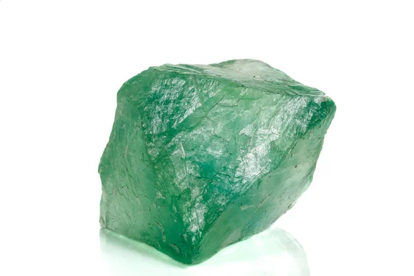 Macro pietra fluorite minerale verde su sfondo bianco — Foto Stock