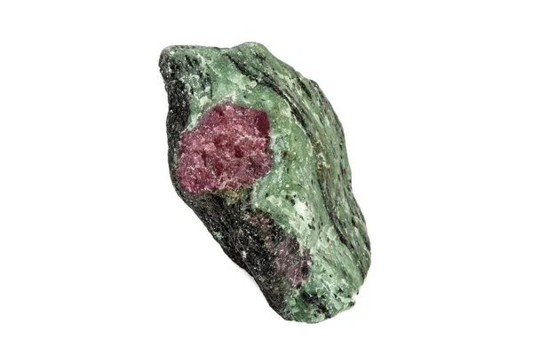 Macro di pietra minerale rubino in roccia su sfondo bianco — Foto Stock