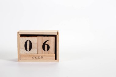 Beyaz arkaplanda tahta takvim 06 Haziran