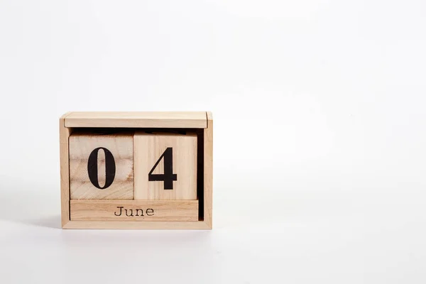 Trä kalender juni 04 på en vit bakgrund — Stockfoto