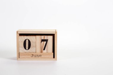 Tahta takvim 07 Haziran beyaz zemin üzerinde