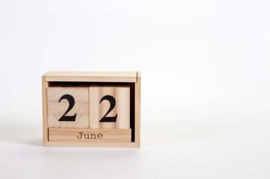 Beyaz zemin üzerinde tahta takvim 22 Haziran