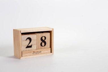 Ahşap takvim 28 Haziran beyaz zemin üzerinde