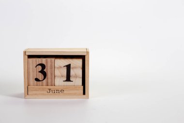 Beyaz zemin üzerinde tahta takvim 31 Haziran