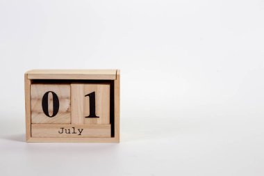 Beyaz zemin üzerinde tahta takvim 01 Temmuz
