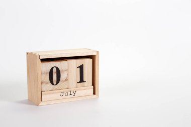 Beyaz zemin üzerinde tahta takvim 01 Temmuz