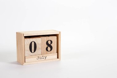 Beyaz zemin üzerinde tahta takvim 08 Temmuz
