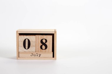 Beyaz zemin üzerinde tahta takvim 08 Temmuz