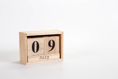Beyaz zemin üzerinde tahta takvim 09 Temmuz