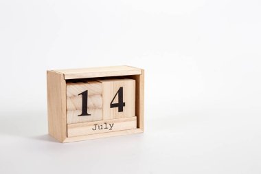 Beyaz zemin üzerinde tahta takvim 14 Temmuz