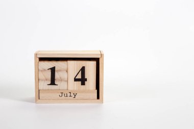 Beyaz zemin üzerinde tahta takvim 14 Temmuz