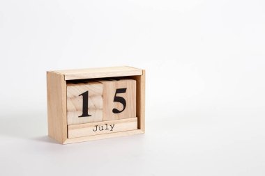 Beyaz zemin üzerinde tahta takvim 15 Temmuz