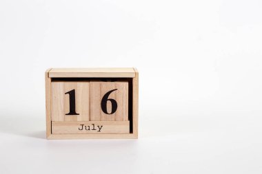 Tahta takvim beyaz zemin üzerinde 16 Temmuz