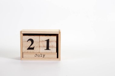 Beyaz zemin üzerinde tahta takvim 21 Temmuz
