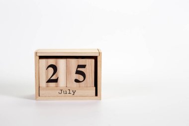 Beyaz zemin üzerinde tahta takvim 25 Temmuz