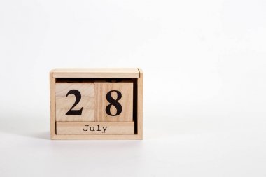 Beyaz arkaplanda tahta takvim 28 Temmuz