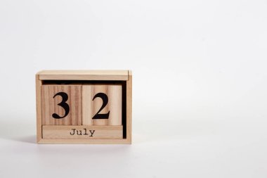 Beyaz zemin üzerinde tahta takvim 32 Temmuz