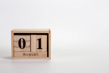 Beyaz arkaplanda tahta takvim 01 Ağustos 