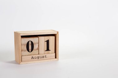 Beyaz arkaplanda tahta takvim 01 Ağustos 