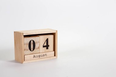 Tahta takvim beyaz zemin üzerinde 04 Ağustos 