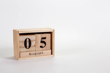 Beyaz arkaplanda tahta takvim 05 Ağustos 