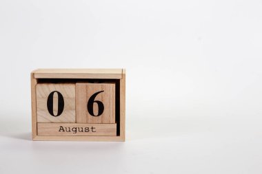 Tahta takvim beyaz zemin üzerinde 06 Ağustos 