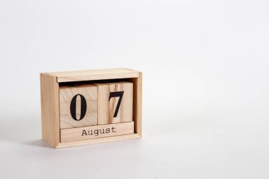 Tahta takvim 07 Ağustos beyaz zemin üzerinde 