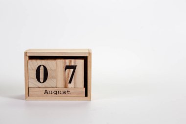 Tahta takvim 07 Ağustos beyaz zemin üzerinde 