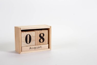 Tahta takvim, beyaz arkaplanda 08 Ağustos 