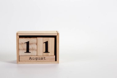 Beyaz zemin üzerinde tahta takvim 11 Ağustos 