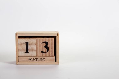 Beyaz arkaplanda tahta takvim 13 Ağustos 