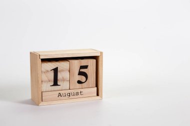 Tahta takvim beyaz zemin üzerinde 15 Ağustos 