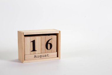 Tahta takvim beyaz zemin üzerinde 16 Ağustos 