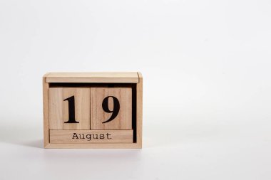 Beyaz zemin üzerinde tahta takvim 19 Ağustos 