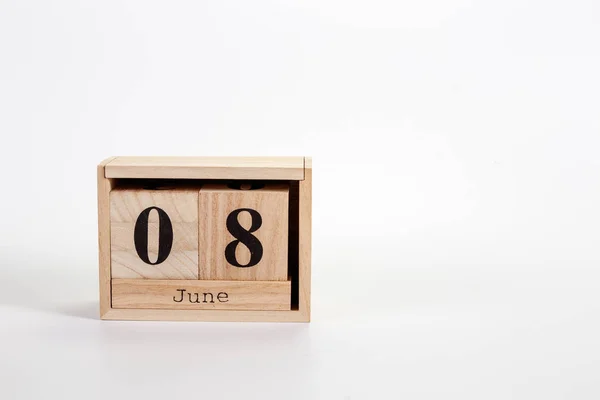 Trä kalender juni 08 på en vit bakgrund — Stockfoto