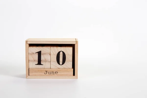Träkalender 10 juni på en vit bakgrund — Stockfoto
