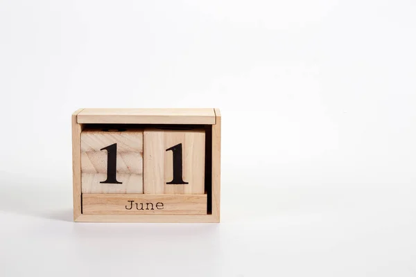 Träkalender 11 juni på en vit bakgrund — Stockfoto