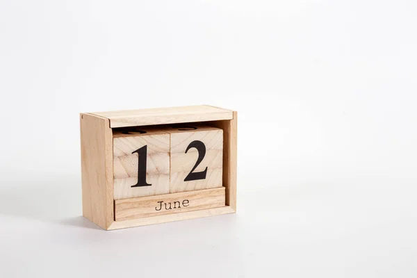 Дерев'яний календар 12 червня на білому тлі — стокове фото