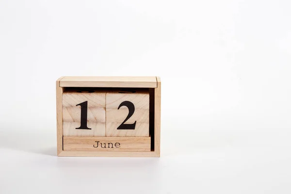 Дерев'яний календар 12 червня на білому тлі — стокове фото