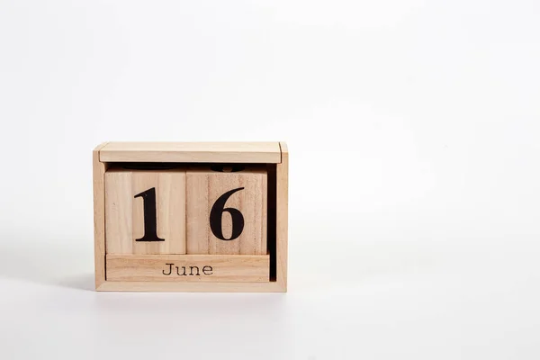 Träkalender 16 juni på en vit bakgrund — Stockfoto