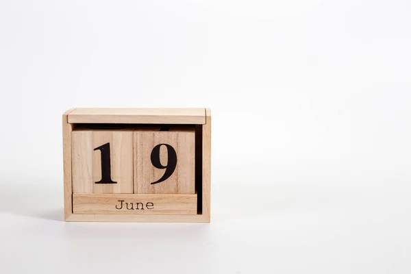 Träkalender 19 juni på en vit bakgrund — Stockfoto