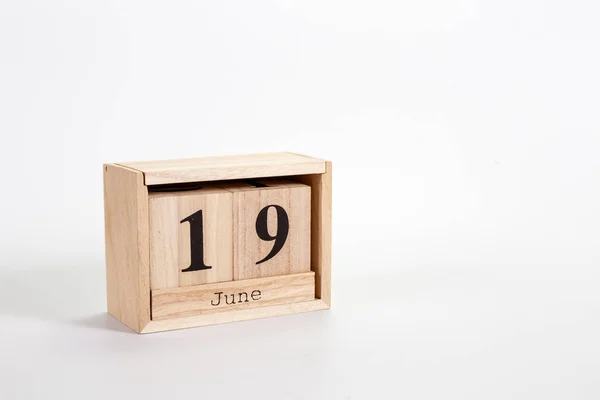 Träkalender 19 juni på en vit bakgrund — Stockfoto