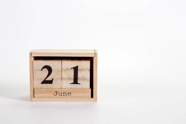 Дерев'яний календар 21 червня на білому тлі — стокове фото
