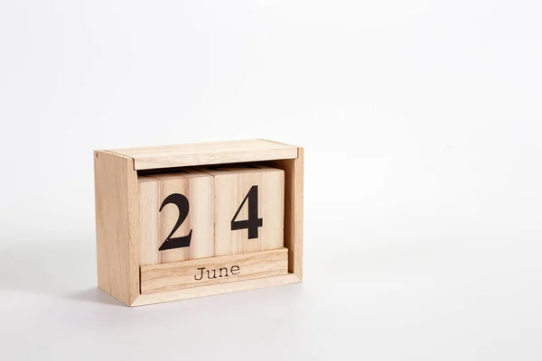 Calendario in legno 24 giugno su sfondo bianco — Foto Stock