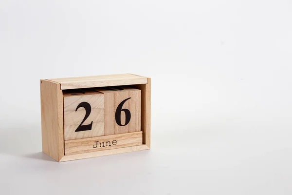 Calendario in legno 26 giugno su sfondo bianco — Foto Stock