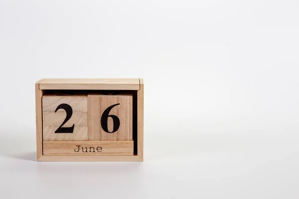 Дерев'яний календар 26 червня на білому тлі — стокове фото