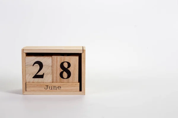 Дерев'яний календар 28 червня на білому тлі — стокове фото
