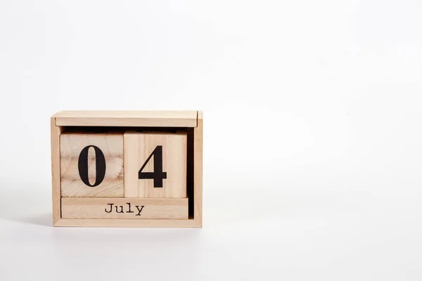 Дерев'яний календар 04 липня на білому тлі — стокове фото